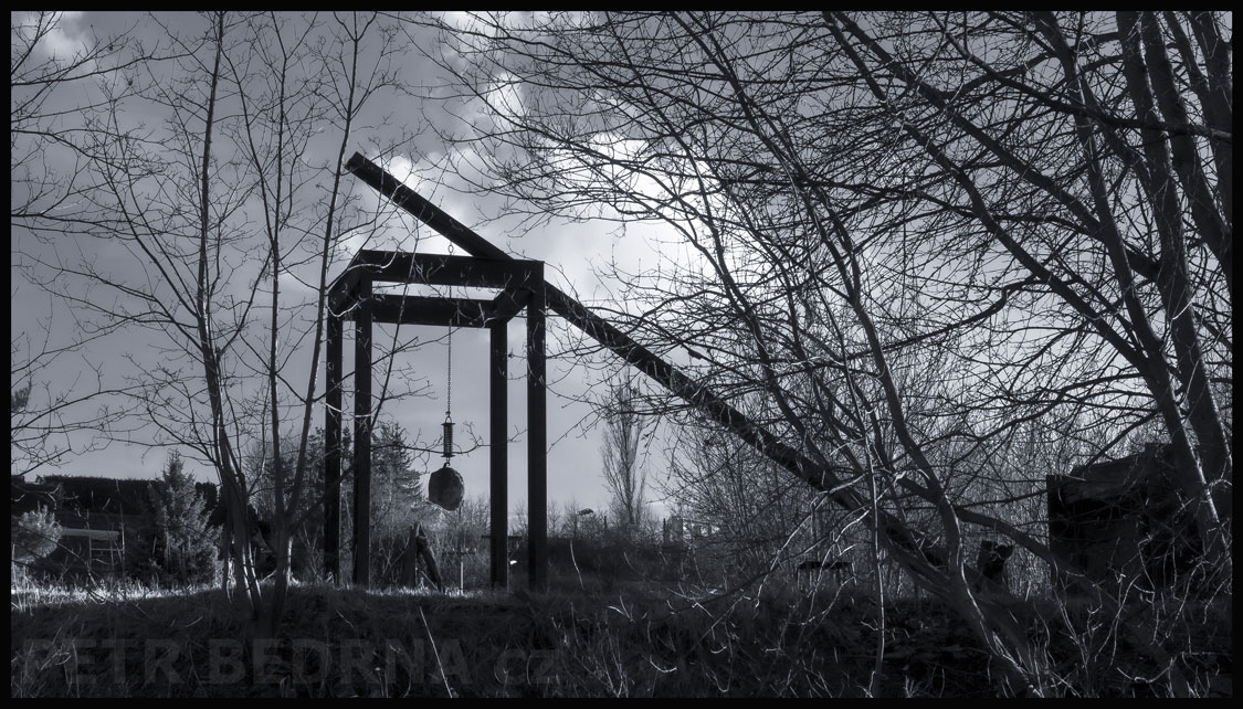 Socha Prostorový bod - Aleš Veselý, Středokluky, stromy, obloha, Česko