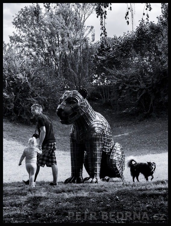 Socha Sedící lvice, Jaroslav Róna, Vyšehrad, Praha, park, stromy, turisté, Česko