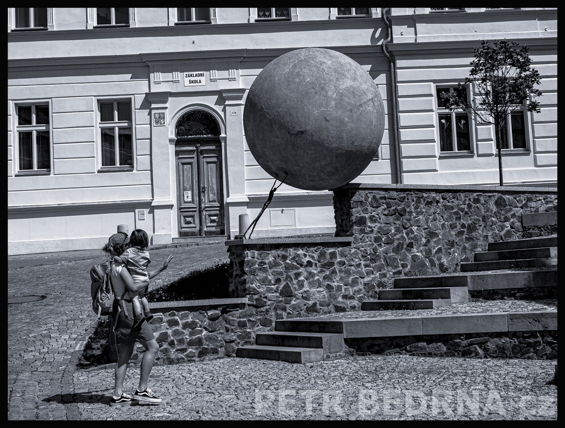Socha Sisyfos a holčička v bezpečí, Rakovník, Petr Holeček, Dalibor Blažek, street foto, turisté, Česko