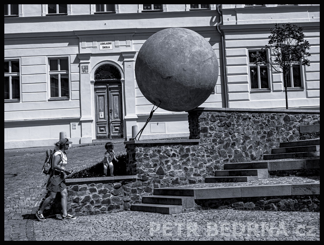 Socha Sisyfos, holčička v nebezpečí a starostlivá maminka, Rakovník, Petr Holeček a Dalibor Blažek, Česko