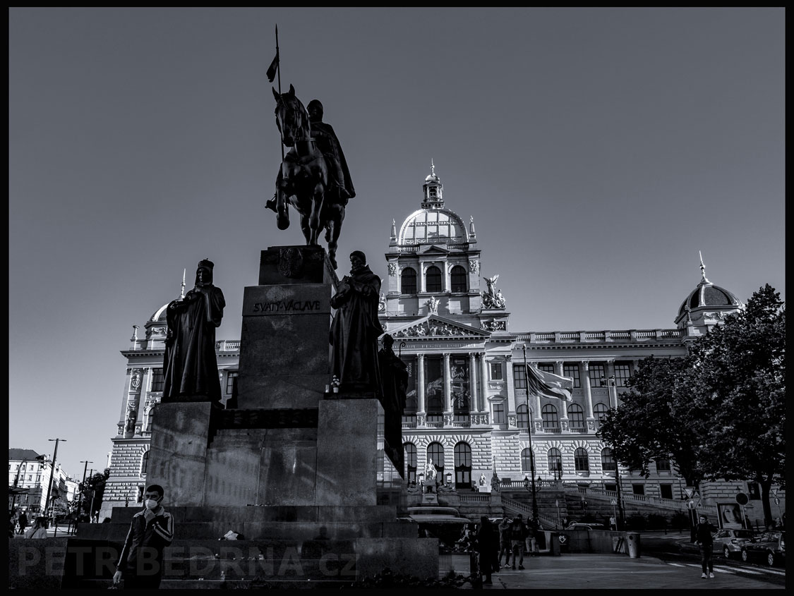 Socha svatého Václava - Josef Václav Myslbek, Václavské náměstí, Praha, historické budovy, street foto, turisté, Česko