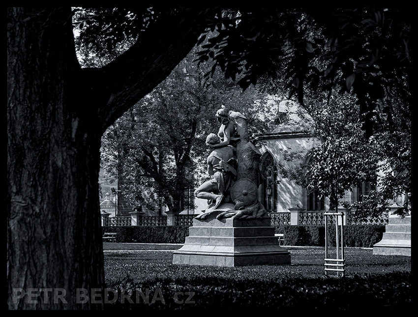 Sousoší Ctirada a Šárky - Josef Václav Myslbek, Vyšehrad, Praha