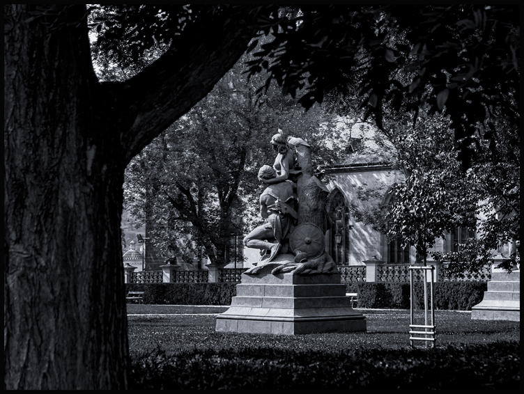 Sousoší Ctirada Šárky - Josef Václav Myslbek, Vyšehrad, Praha