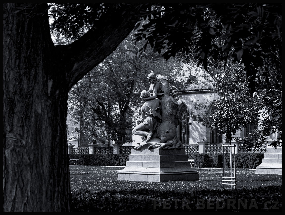 Sousoší Ctirada Šárky - Josef Václav Myslbek, Vyšehrad, Praha, socha, stromy, park, Česko
