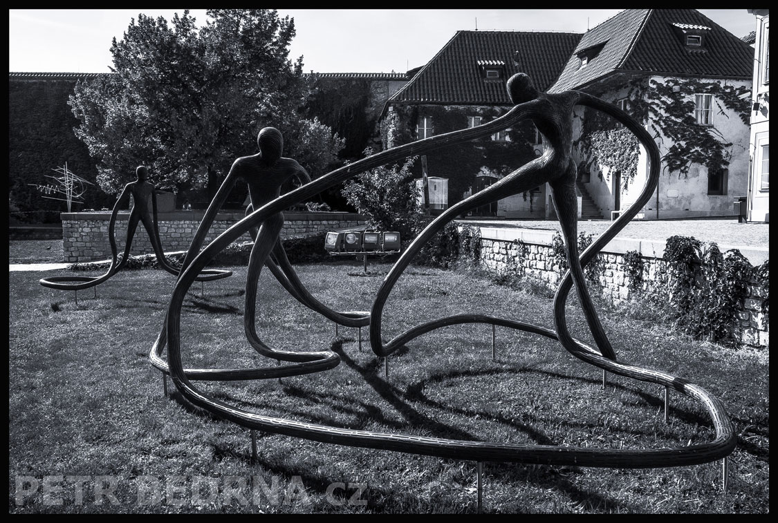 Tanečníci - Michal Gabriel, Anežský klášter, Praha, sochy, Česko