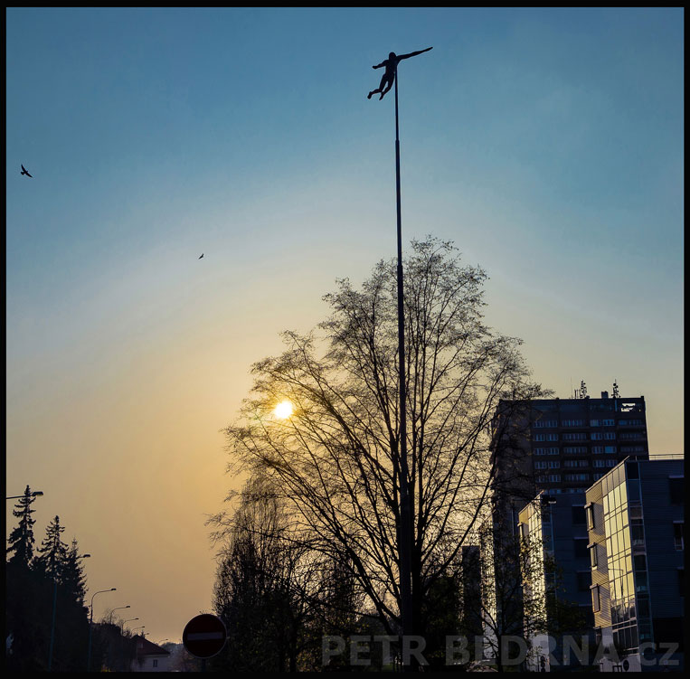 Vzduchoplavec plus dva - František Skála, Park Hadovka, Praha, socha, oblaka, Česko