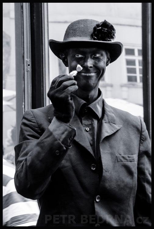 Černý mim a šťasné děti, Praha, Malé náměstí, street foto, ulice, turisté, busking, Česko