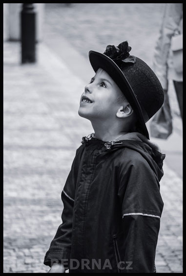 Černý mim a šťasné děti, Praha, Malé náměstí, street foto, ulice, Česko