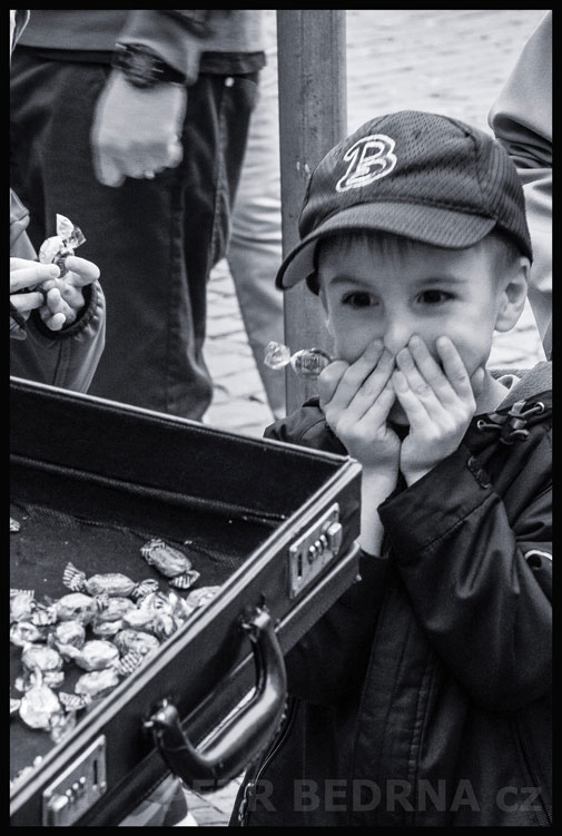 Černý mim a šťasné děti, Praha, Malé náměstí, street foto, ulice, turisté, busking, Česko