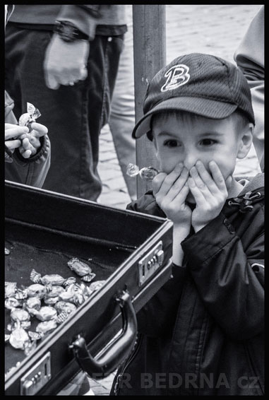Černý mim a šťasné děti, Praha, Malé náměstí, street foto, ulice, Česko