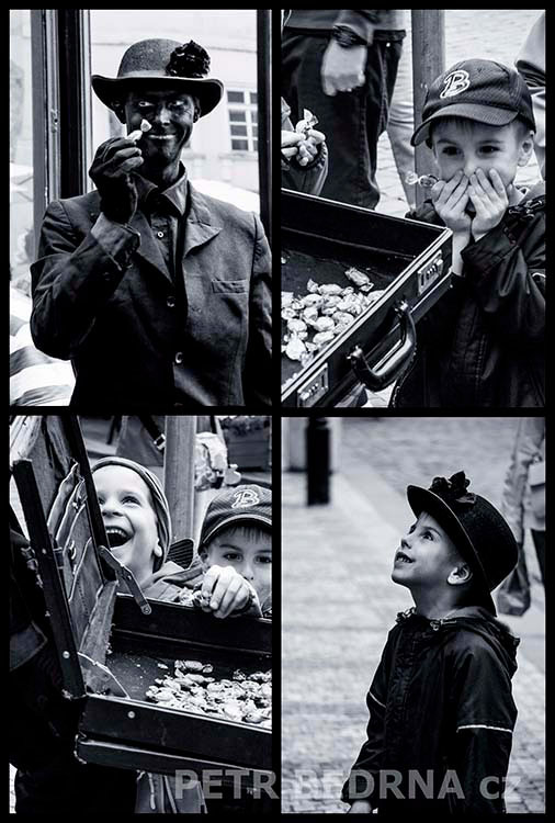 Černý mim a šťasné děti, Praha, Malé náměstí, street foto, ulice, turisté, busking, Česko