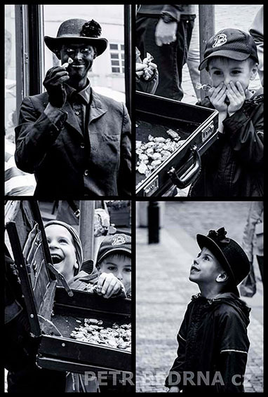Černý mim a šťasné děti, Praha, Malé náměstí, street foto, ulice, Česko