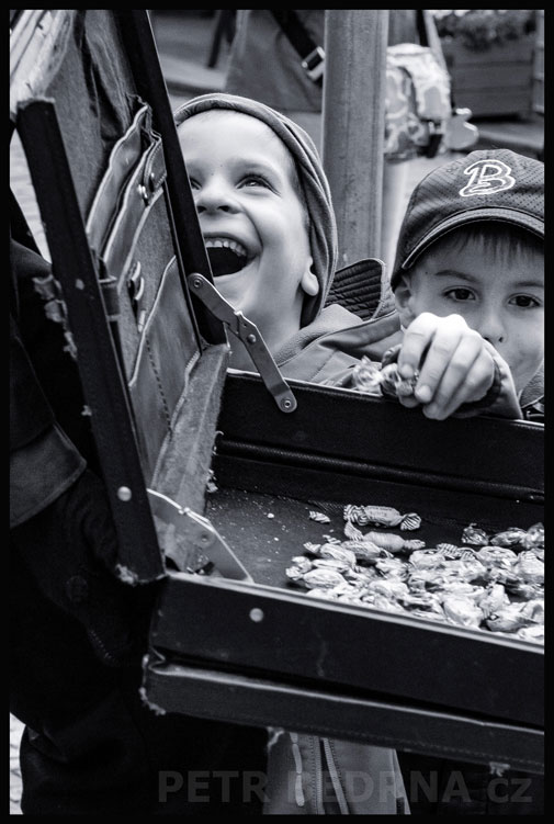 Černý mim a štěsné děti, Praha, Malé náměstí, street foto, ulice, turisté, busking, Česko