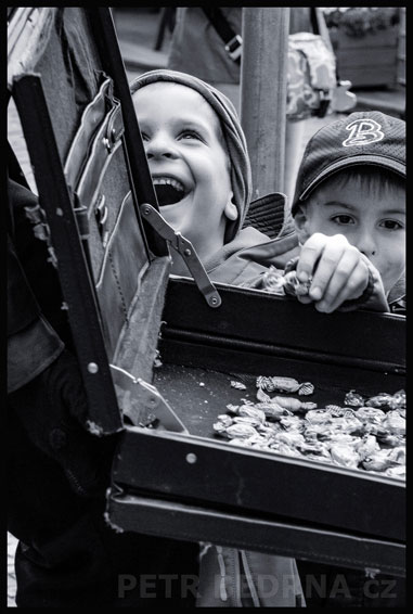 Černý mim a štěsné děti, Praha, Malé náměstí, street foto, ulice, Česko