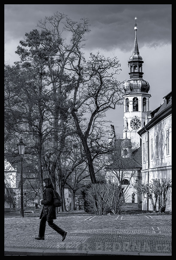 Dívka v poklusu, Loreta, Loretánská ulice, Praha - Hradčany, street foto, žena, stromy, historická památka, Česko
