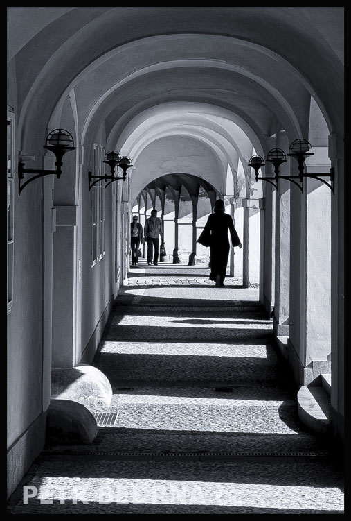 Dům U Zlatého lva - černá čarodějka, Praha, Pohořelec, street foto, historické budovy, turisté, Česko