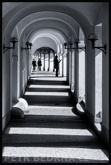 Dům U Zlatého lva -Tři postavy, Praha, Pohořelec, street foto, ulice, lidé, historické budovy, Česko