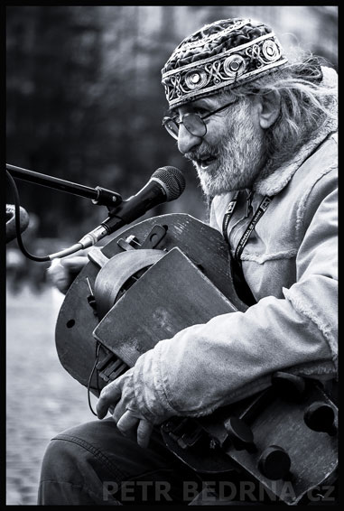Jiří Wehle hraje na niněru, Praha, Staroměstské náměstí, street foto, ulice, busking, Česko