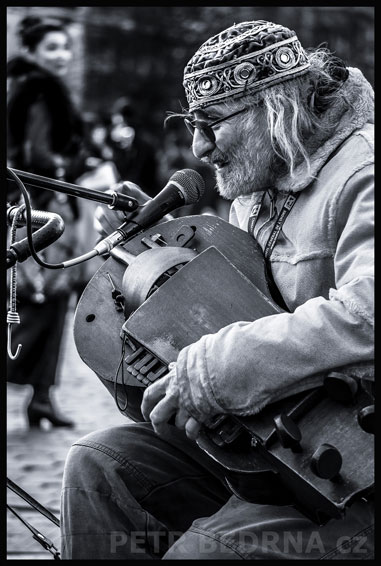 Jiří Wehle, niněra, žena v pozadí, Praha, Staroměstské náměstí, street foto, ulice, busking, Česko