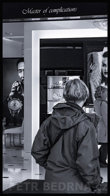 Kupte si nás, kupte - klenoty, klenoty, Praha, Karlova ulice, street foto, žena, turisté, Česko