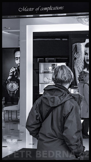 Kupte si nás, kupte - klenoty, klenoty, Praha, Karlova ulice, street foto, žena, Česko