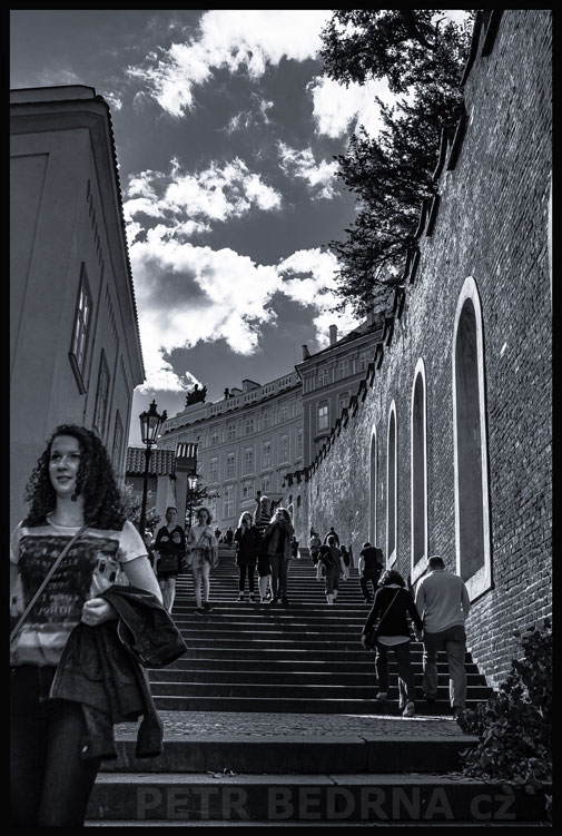 Lidé na Zámeckých schodech, Praha, Malá Strana, street foto, žena, historická památka, chodci, turisté, Česko