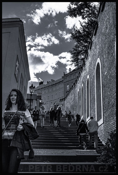 Lidé na Zámeckých schodech, Praha, Malá Strana, street foto, žena, historická památka, chodci, Česko