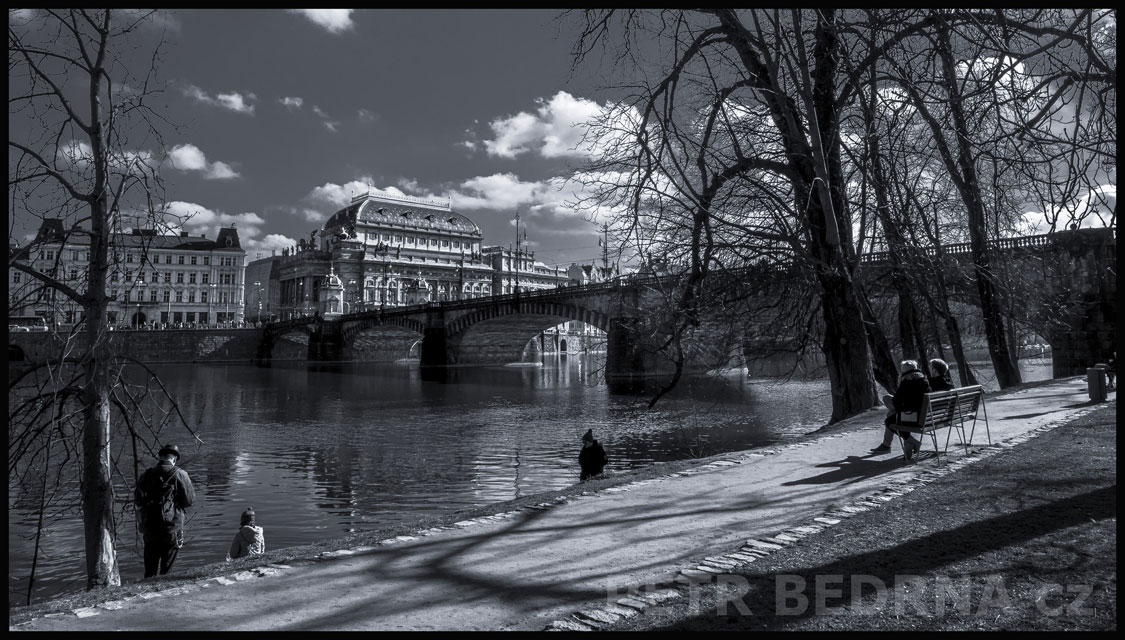 Národní divadlo, most Legií, Střelecký ostrov, Praha, street foto, stromy, mraky, Vltava, historické budovy, Česko