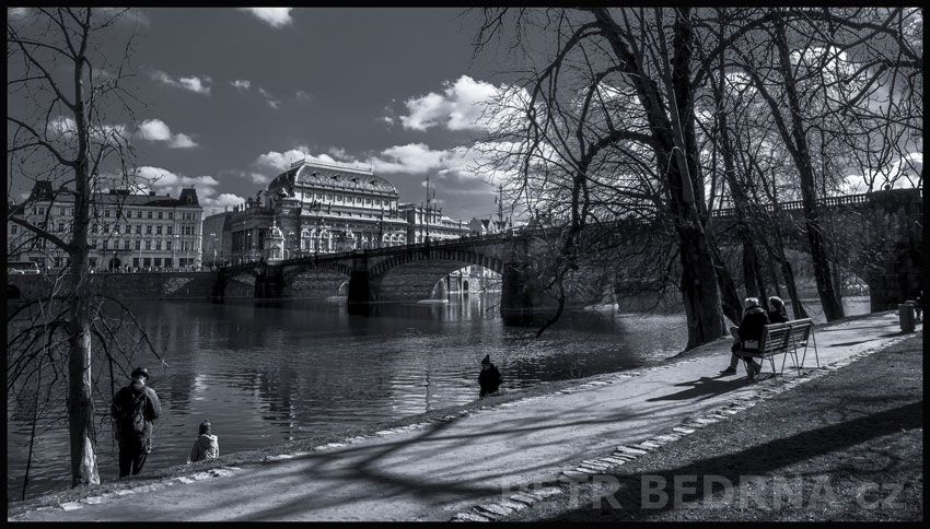 Národní divadlo, most Legií, Střelecký ostrov, Praha, street foto, stromy, mraky, Vltava, historické budovy, Česko