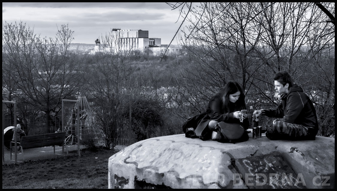 Narodní památník na Vítkově, dvě dívky, pohled z Parukářky, Praha, Žižkov, street foto, park, Česko