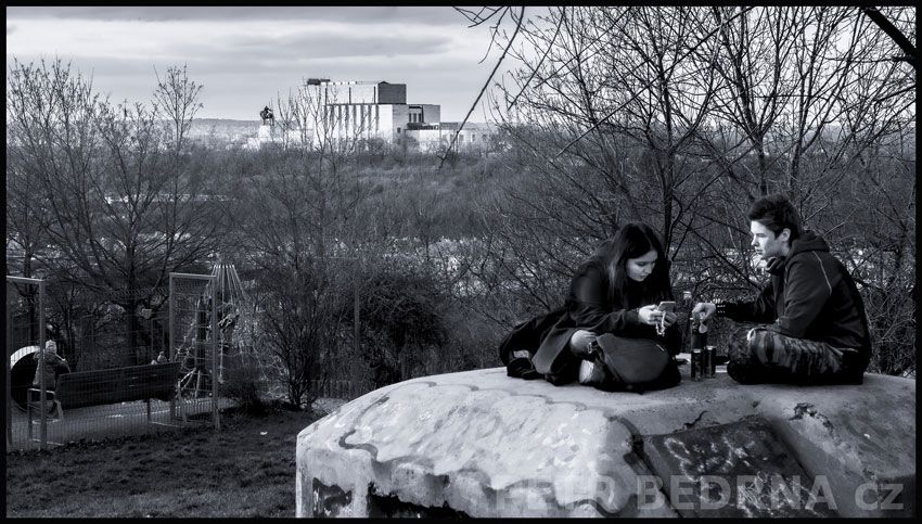 Narodní památník na Vítkově, dvě dívky, pohled z Parukářky, Praha, Žižkov, street foto, park, Česko