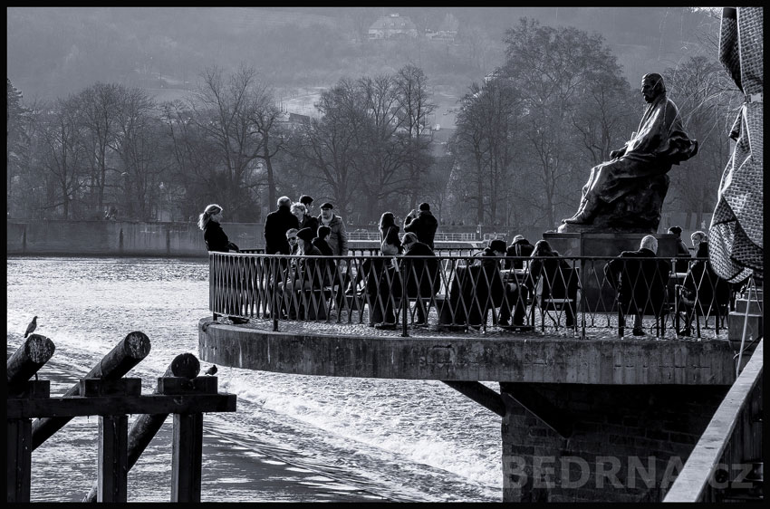 Pomník Bedřicha Smetany a naproti žena, Praha, Novotného lávka, Vltava, street foto, socha, Česko