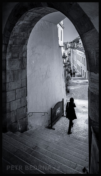 Radnické schody a odcházející postava, Praha, Hradčany, street foto, žena, historické budovy, Česko