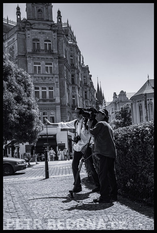Ržisér a kameraman v akci, Praha, ulice V Kolkovně, street foto, turisté, Česko
