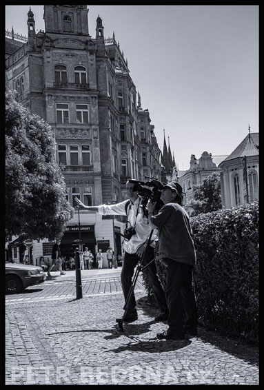 Ržisér a kameraman v akci, Praha, ulice V Kolkovně, street foto, Česko