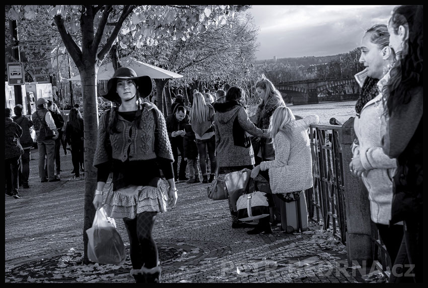 Smetanovo nábřeží a malá promenáda, Praha, street foto, město, lidé, stromy, Vltava, Česko