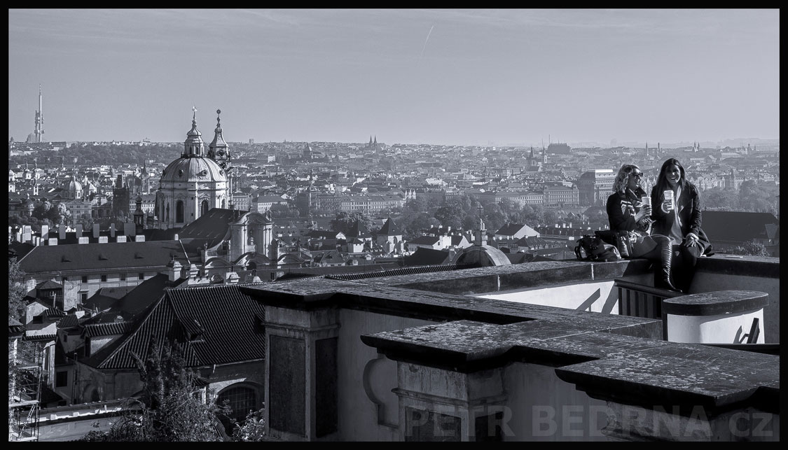 Vyhlídka Hradčanské náměstí a dvě veselé dívky, Praha, Hradčany, street foto, obzor, město, turisté, Česko