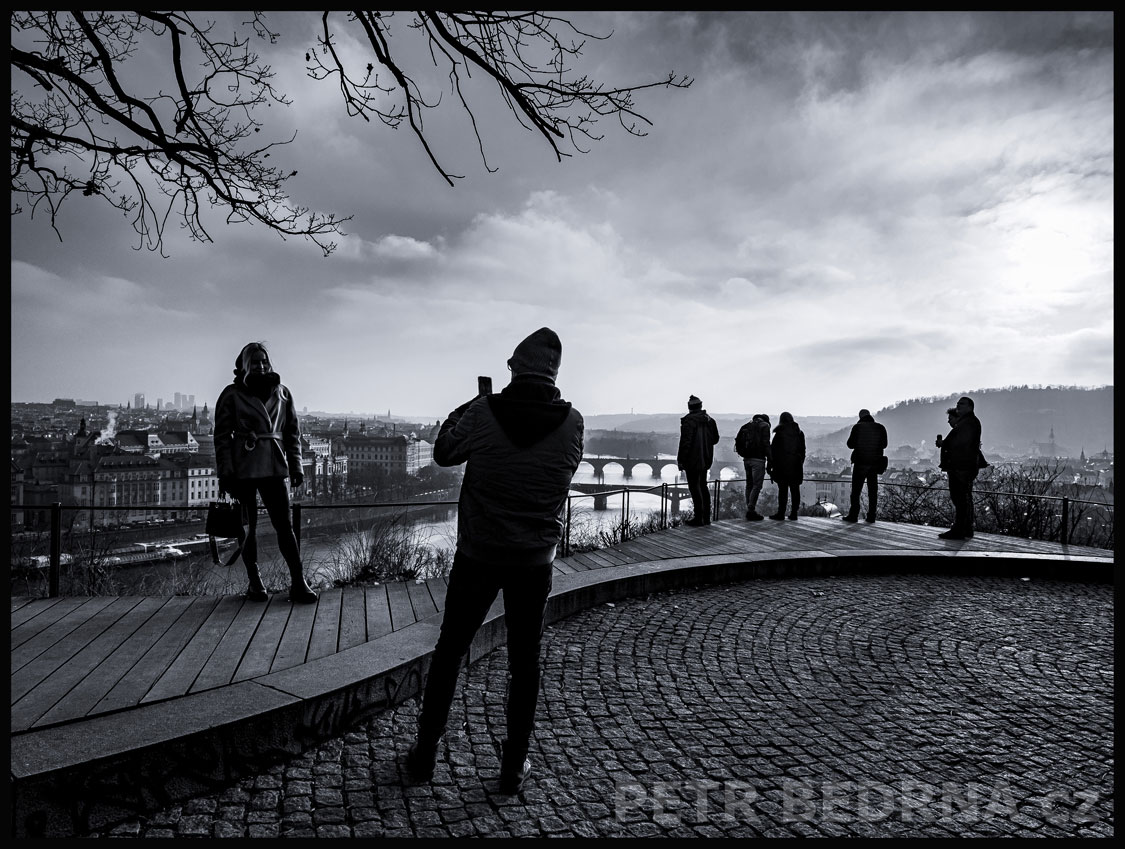 Vyhlídka na Letné, turisté, Vltava, mosty, Praha, Letná, street foto, město, oblaka, obzor, turisté, Česko