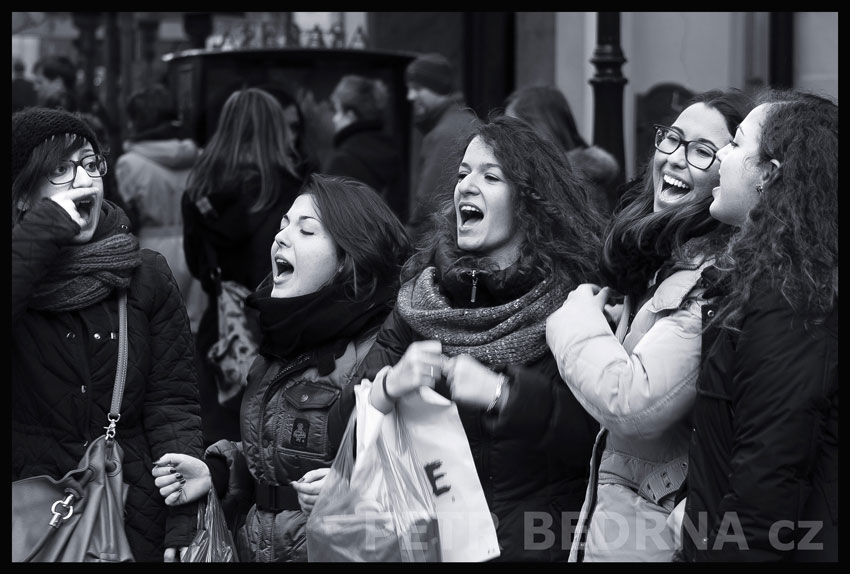 Zpívající Italky na výletě, Praha, Malé náměstí, street foto, ulice, busking, Česko