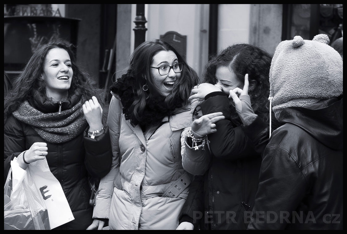 Zpívající Italky na výletě, Praha, Malé náměstí, street foto, ulice, busking, turisté, Česko