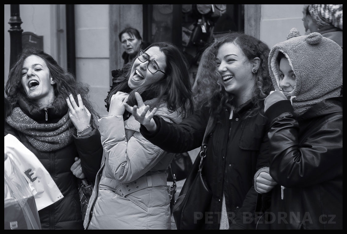 Zpívající Italky na výletě a jedna pohoršená paní, Praha, Malé náměstí, street foto, turisté, Česko