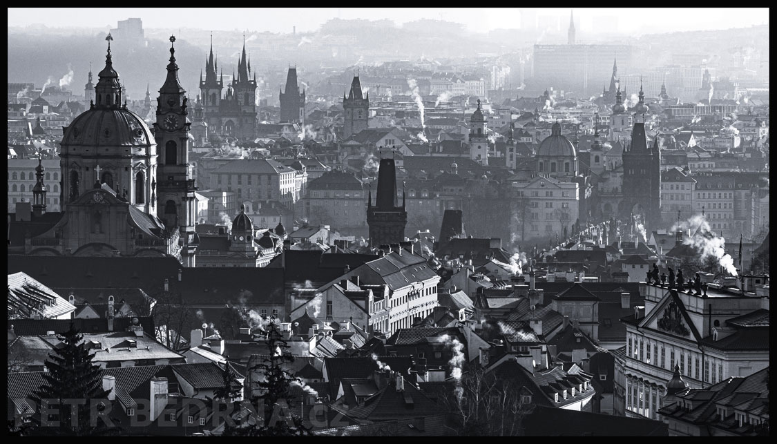 Chrám sv. Mikuláše, Praha stovežatá, centrum, Praha, historické budovy, mlhový opar, Česko