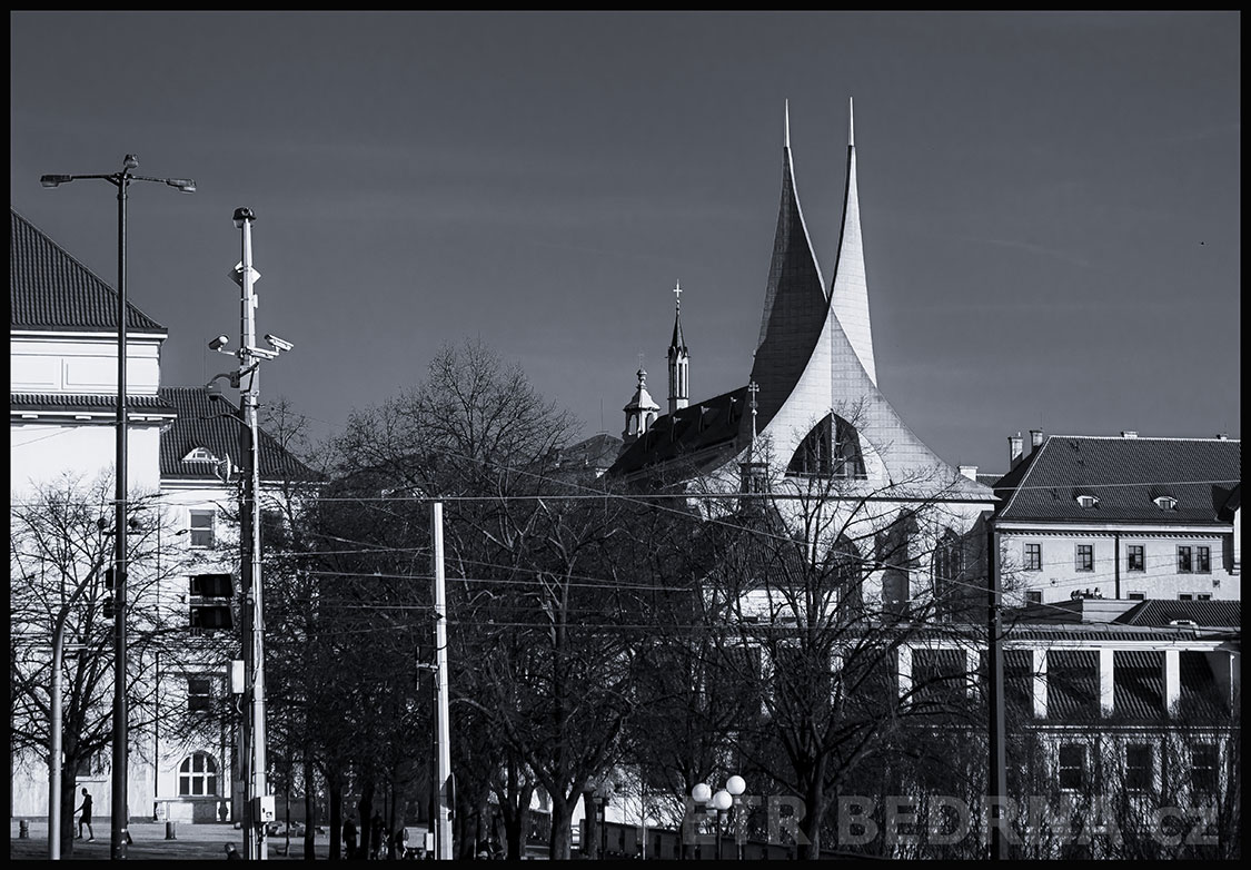 Klášter Na Slovanech, Emauzy, Praha, Náměstí Pod Emauzy, baroko, gotika, moderní architektura, stromy, obloha, Česko