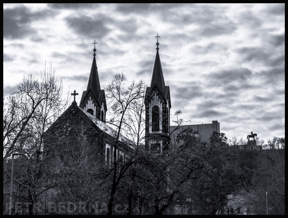 Kostel sv. Cyrila a Metoděje, Praha, Karlínské nám., novorománský sloh, stromy, obloha, Česko