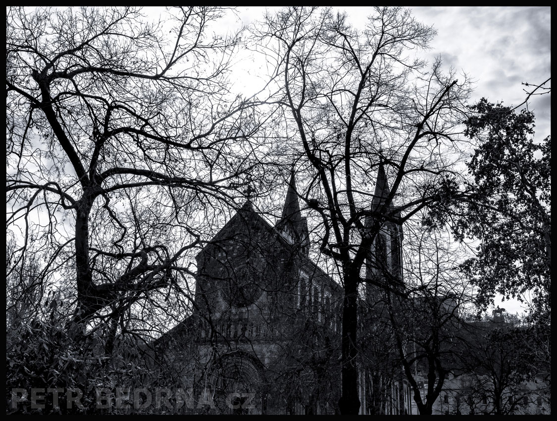 Kostel sv. Cyrila a Metoděje za stromy, Praha, Karlínské náměst, pozdní romanismus, historické budovy, Česko