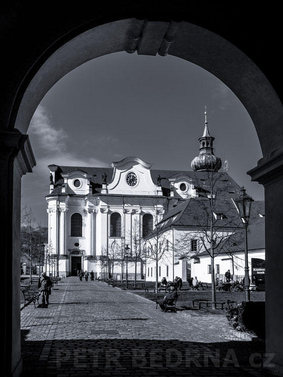 Kostel sv. Markéty, Břevnovský klášter, baroko, Praha - Břevnov, street foto, vstupní brána, Česko