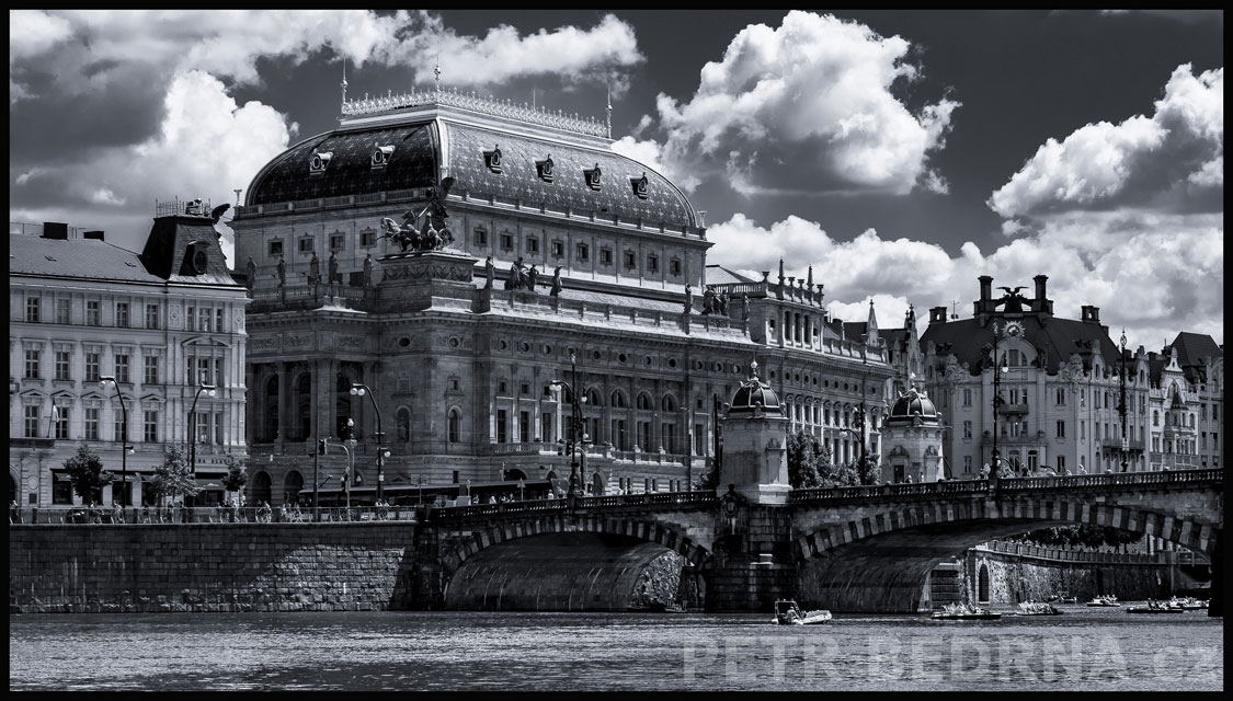 Národní divadlo, most Legií, Praha, Vltava, pohled ze Střeleckého ostrova, historické budovy, mraky, Česko