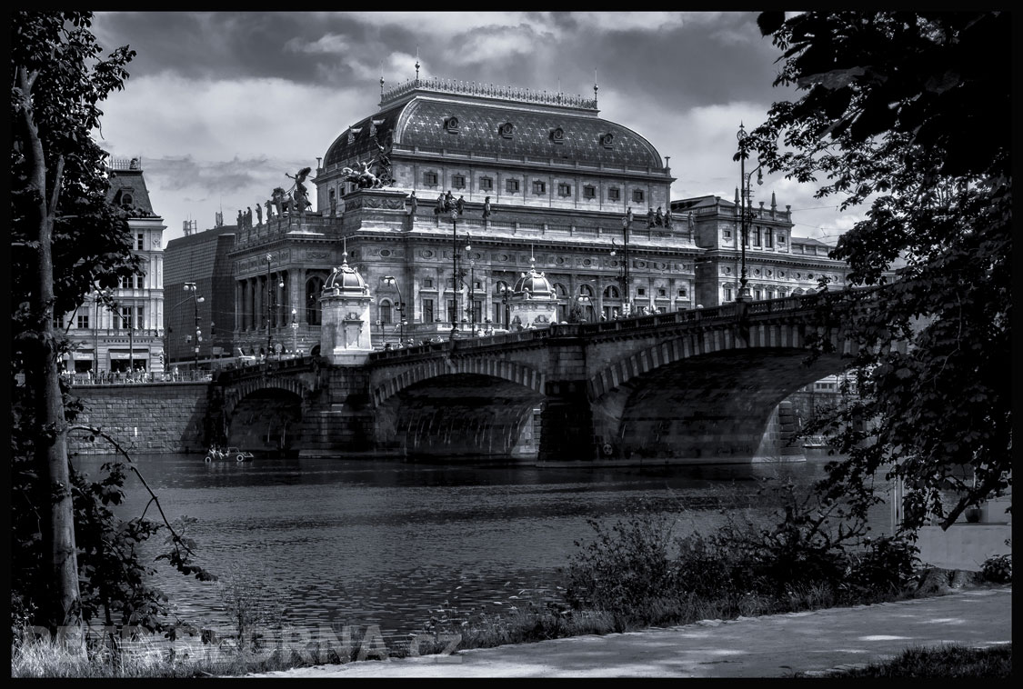 Národní divadlo, Vltava, most Legií, Praha, novorenesance, mraky, Vltava, pohled ze Střeleckého ostrova, Česko