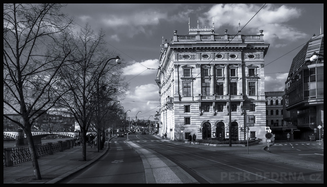 Národní divadlo z Masarykova nábřeží, novorenesance, Praha, pohled z jižní strany, historické budovy, stromy, Česko