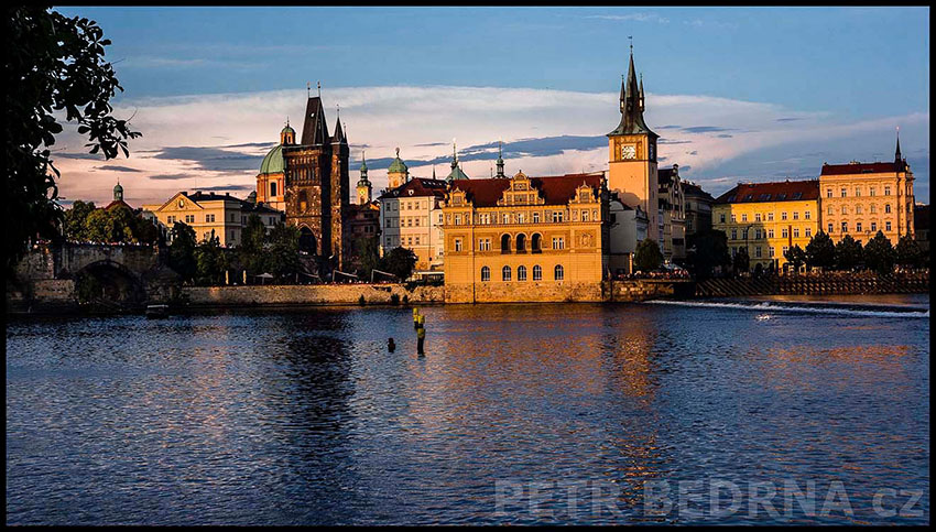 Novotného lávka, Kostel sv. Františka z Assisi, Praha, Vltava